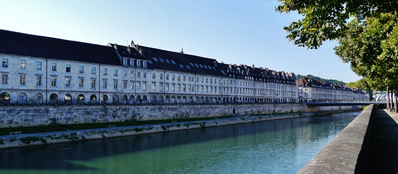 Quai Vauban’ın Doubs kıyısındaki uzun bina sırası ve su yüzeyi; 9 Eylül 2015.