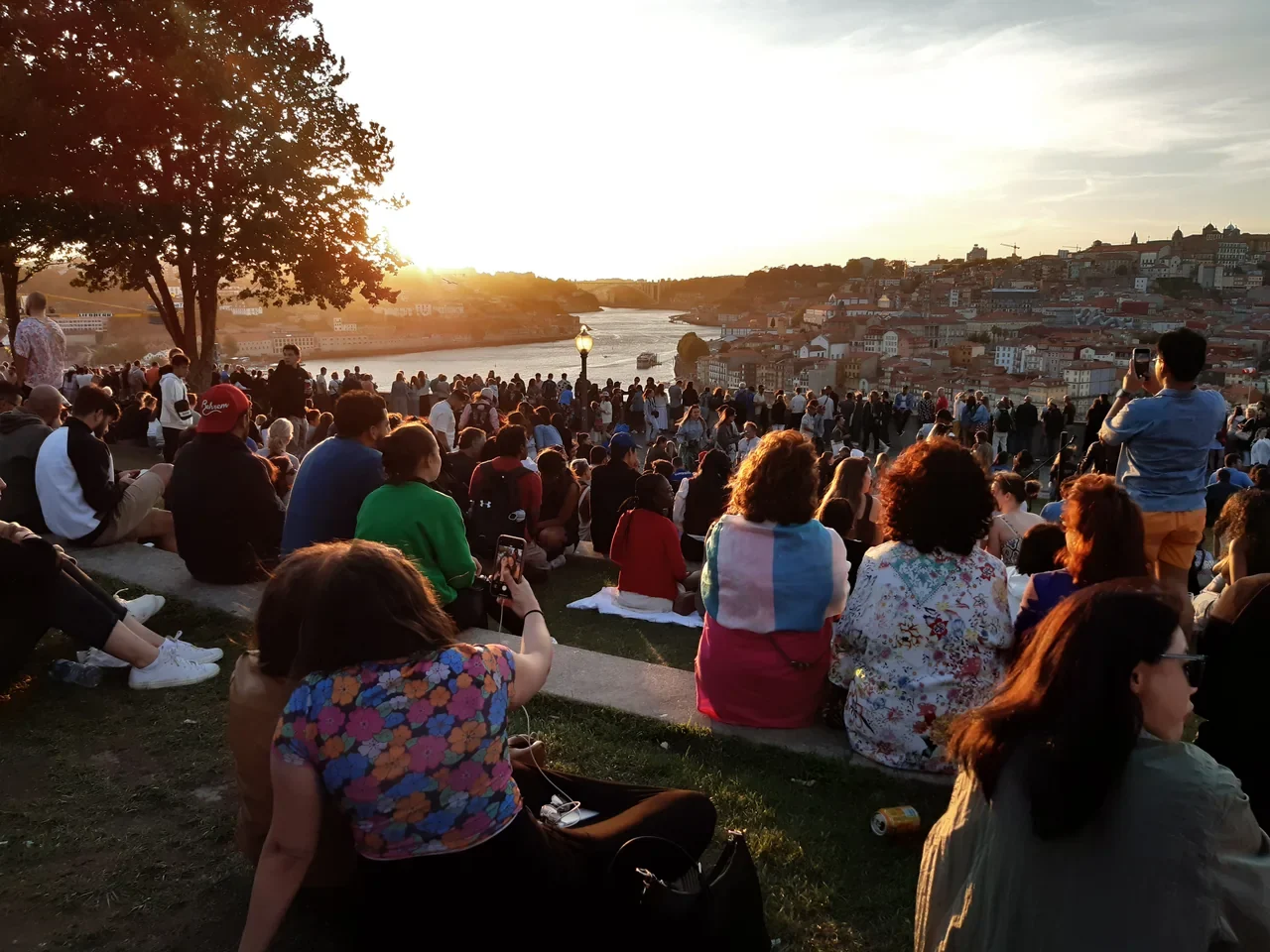 Gaia Jardim do Morro’da gün batımını izleyen kalabalık ve arkada Douro ile Porto, Ağustos 2023