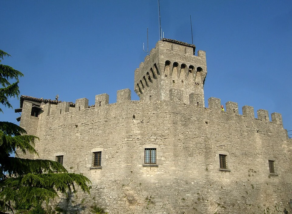 San Marino Cesta kulesi ve taş surları