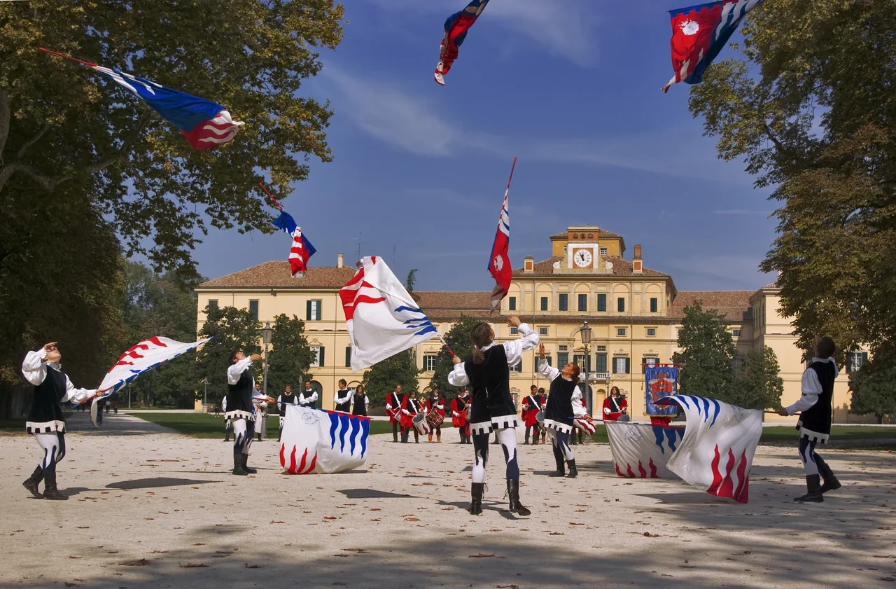 Parco Ducale’de sarayın önünde Palio bayrak gösterisi, 2009