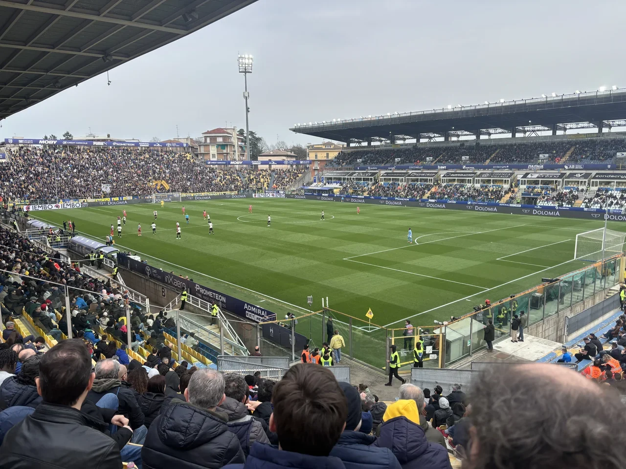 Parma Ennio Tardini Stadyumu’nda tribünler ve futbol sahası, 2026