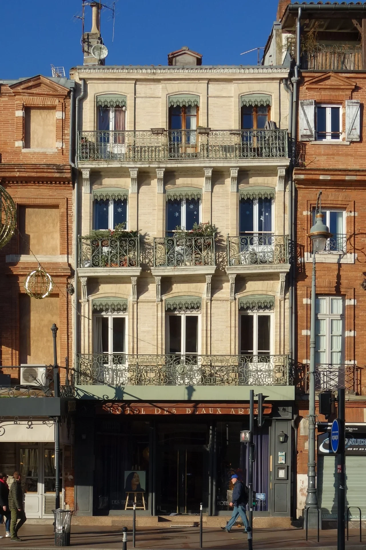Building facade at 1 Place du Pont-Neuf in Toulouse, 2023