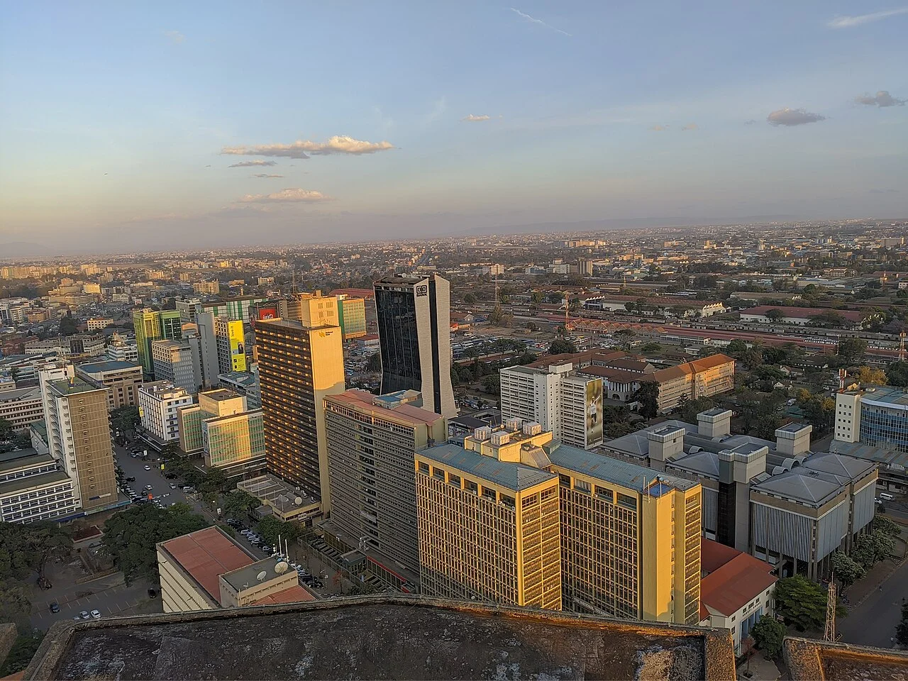 Nairobi kent siluetinin KICC çatısından görünümü; Kasım 2021.