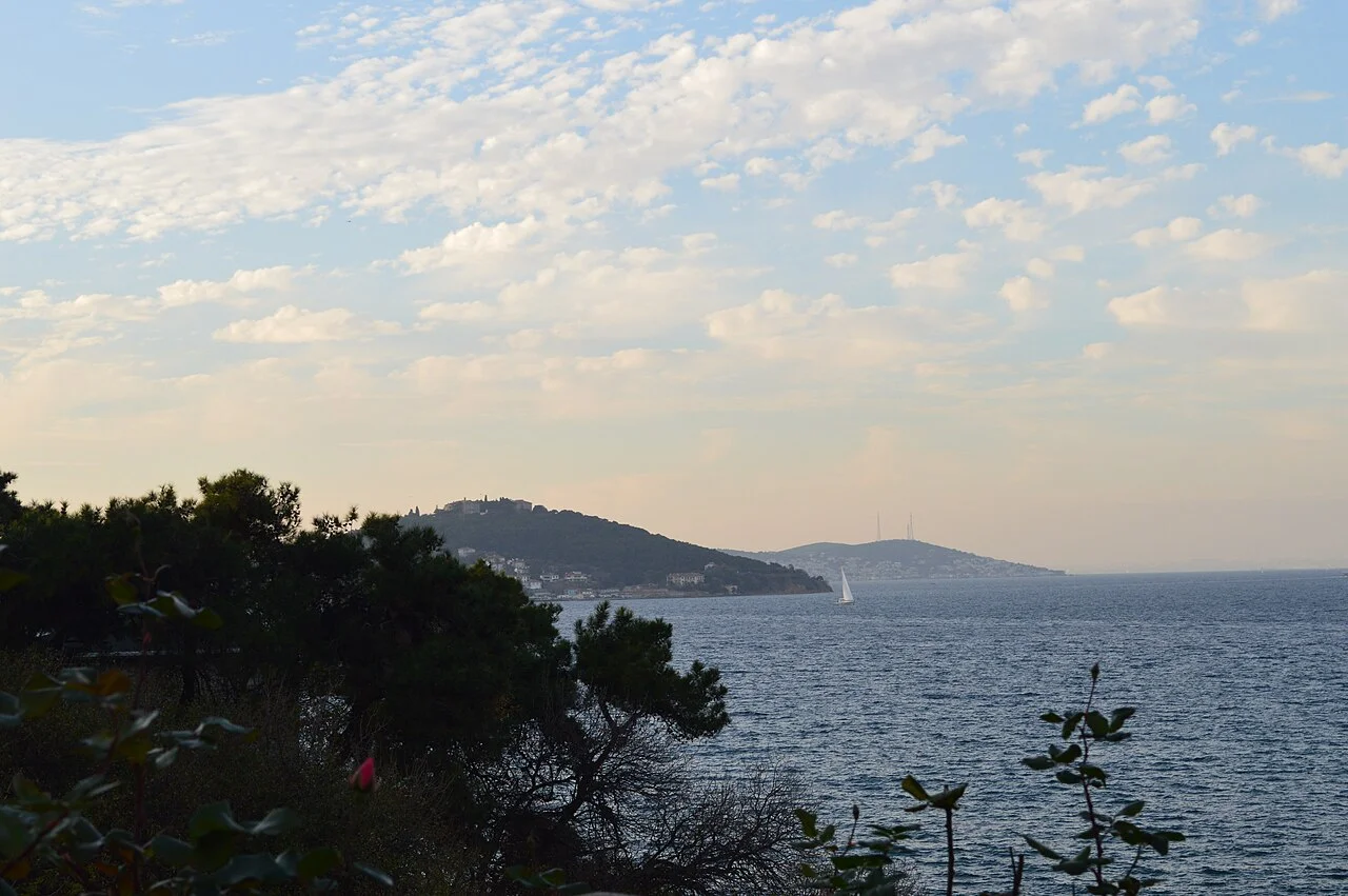 Büyükada’dan Heybeliada yönüne deniz görünümü; Kasım 2016.
