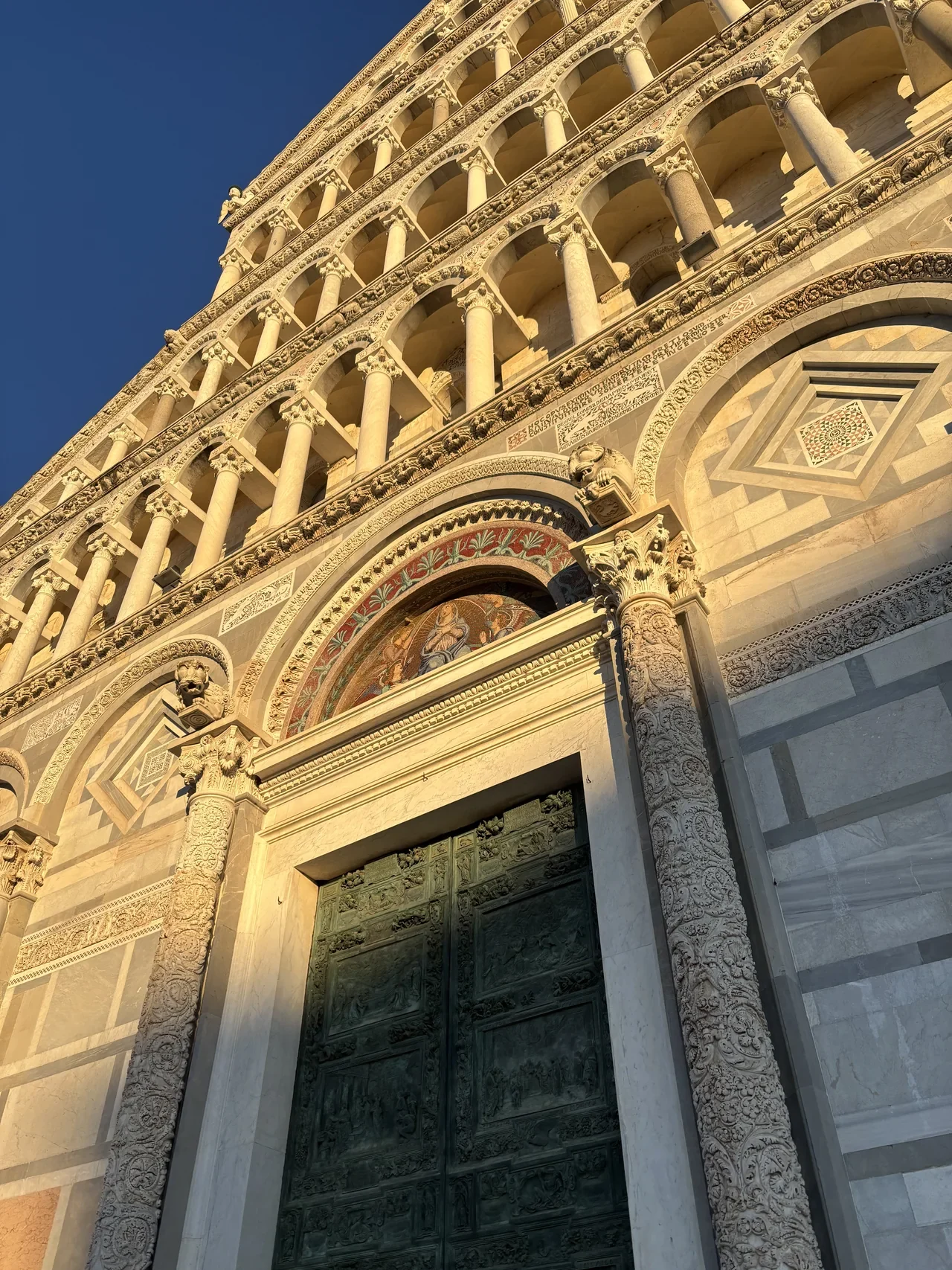Pisa Katedrali cephesi ve giriş kapısı ayrıntısı, Aralık 2024