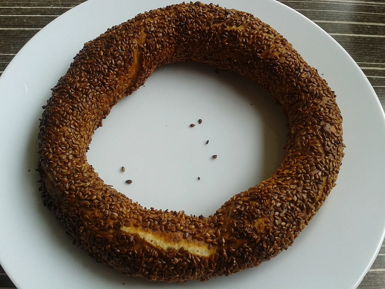 Beyaz tabakta susamlı Ankara simidi, Mayıs 2018; güncel fırın tavsiyesi değildir.