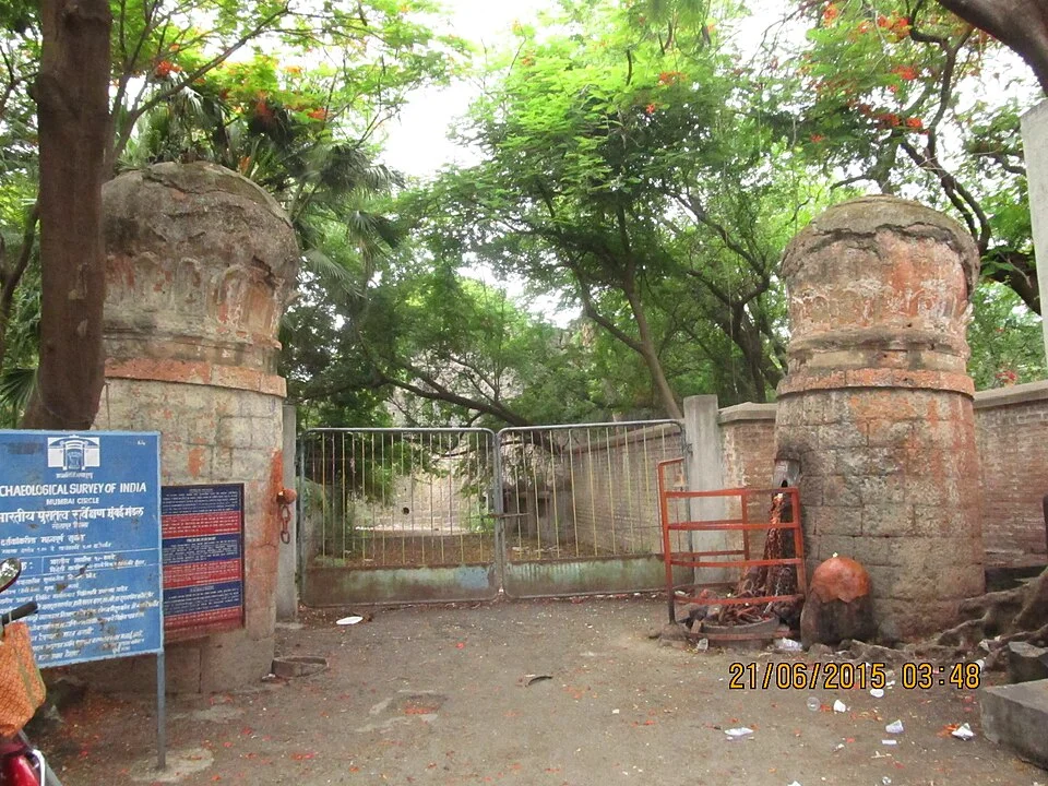 Solapur Fort girişindeki tarihî taş kapı