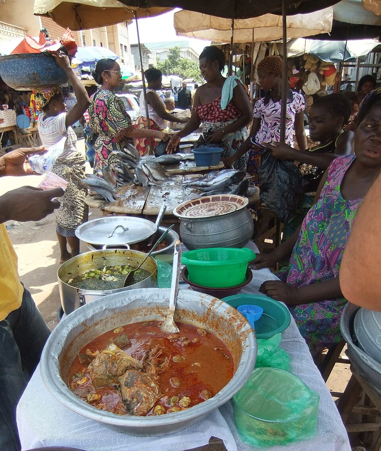Lomé sokak yemeği satıcısı; Şubat 2010, tabakların adı doğrulanmış değildir