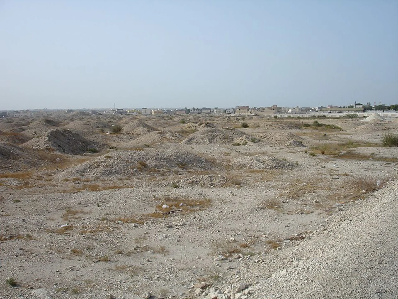 A’ali Dilmun mezar höyükleri; Step, 5 Nisan 2007, güncel giriş koşullarını göstermez