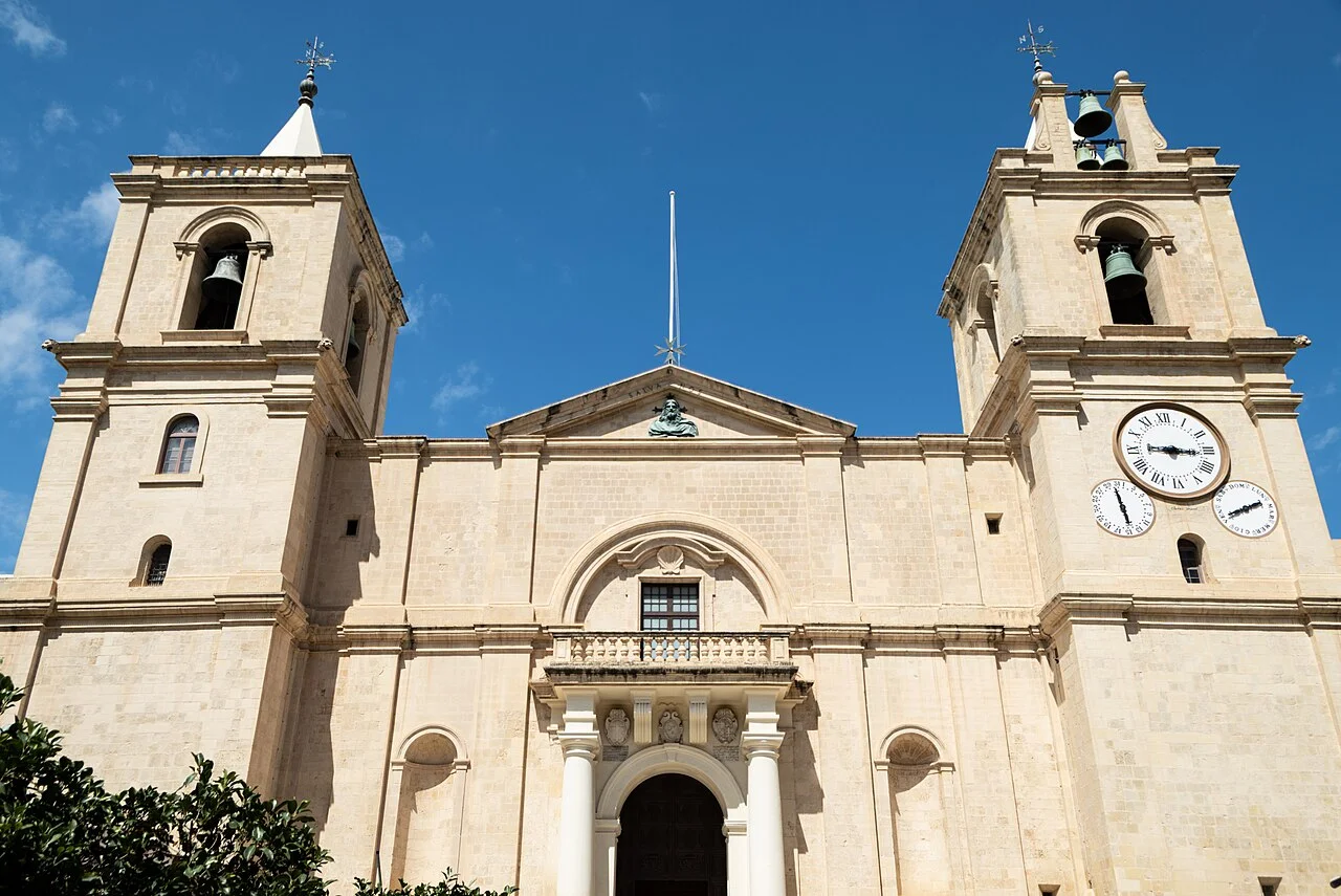 Valletta St John’s Co-Cathedral dış cephesi, Mayıs 2025; iç mekânı veya bugünkü ziyaret sırasını göstermez.