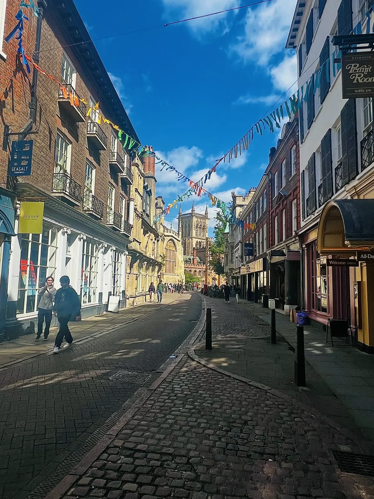 Cambridge Trinity Street üzerinde St John’s College yönüne bakış, Temmuz 2024