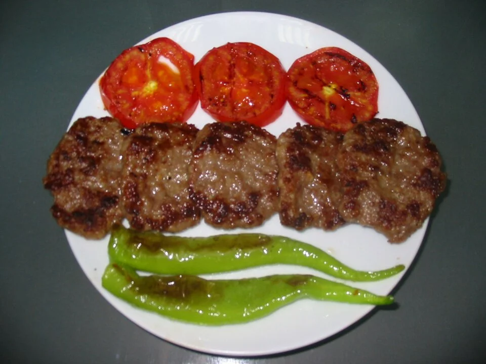 Akçaabat köftesi tabak örneği; kamera kaydı Mayıs 2005, ilk yükleme Ekim 2007; güncel restoran servisi değildir.