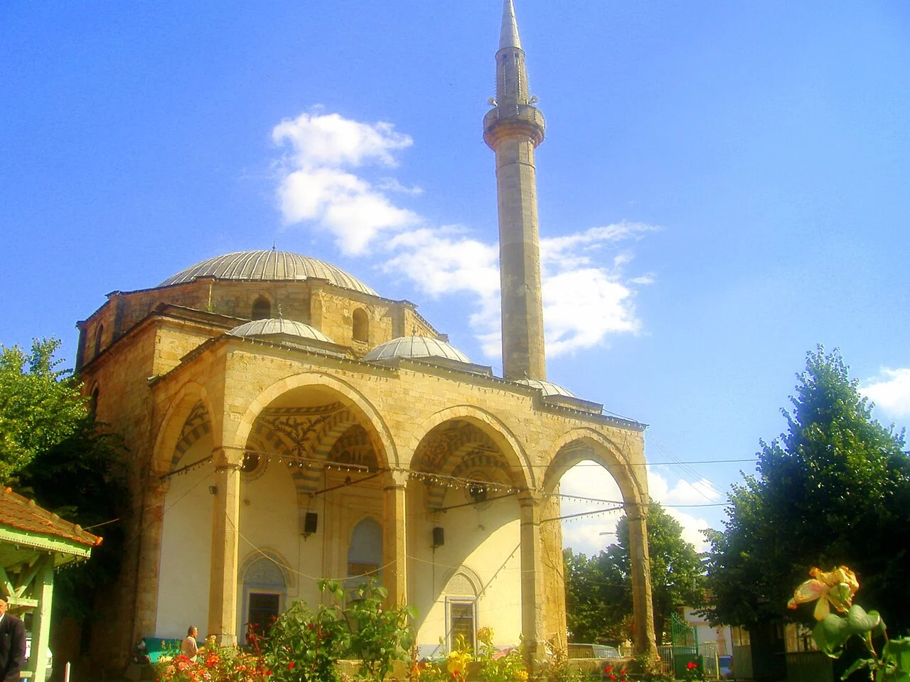 Priştine İmparatorluk Camii dış cephesi ve revak; Temmuz 2006.