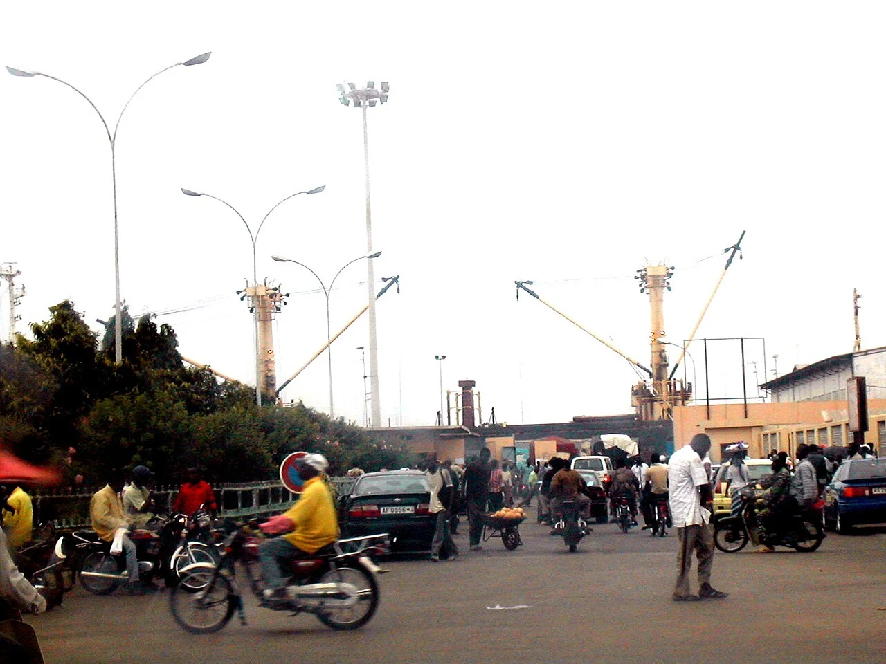 Cotonou limanı çevresinde sokak; çekim tarihi belirtilmemiş, 2006 yüklemesi