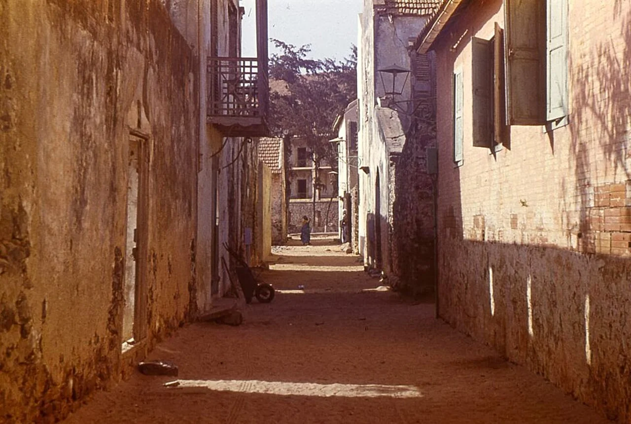 Gorée adasında tarihî sokak, Ekim 2014