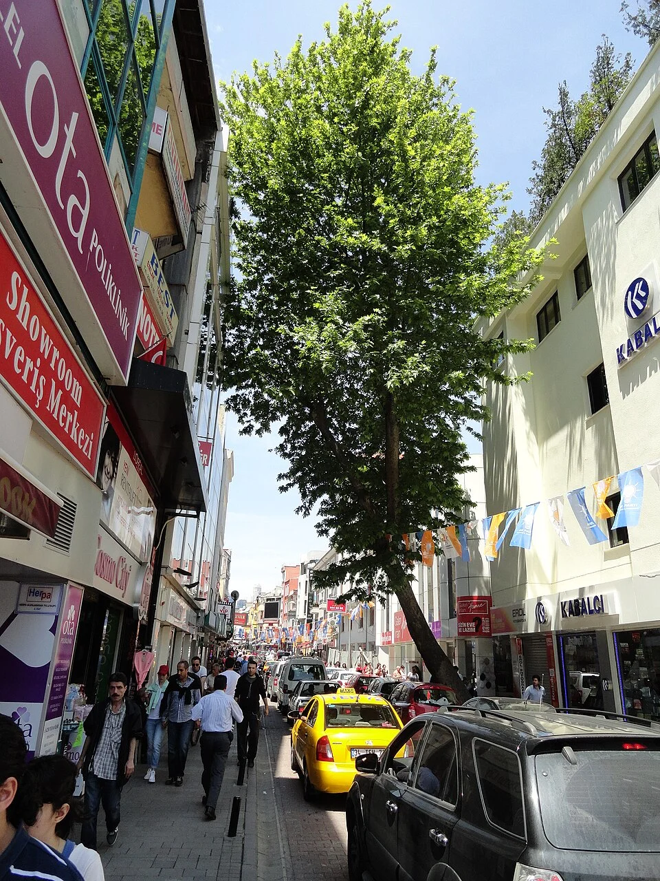 İstanbul çarşı sokağı; Mayıs 2012, tam sokak ve kahvaltı işletmesi doğrulanmadı.