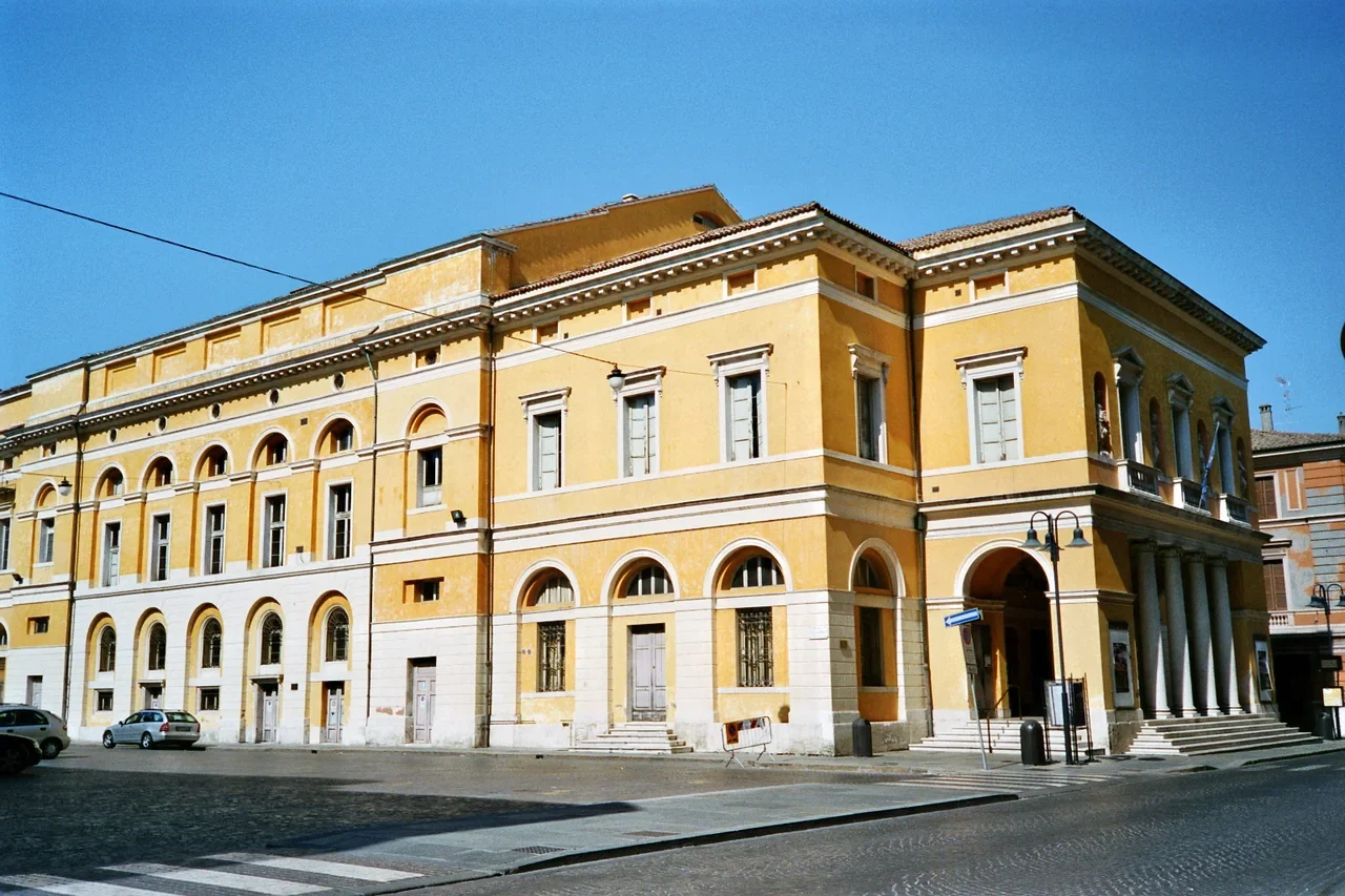 Ravenna Teatro Alighieri dış cephesi, 2007
