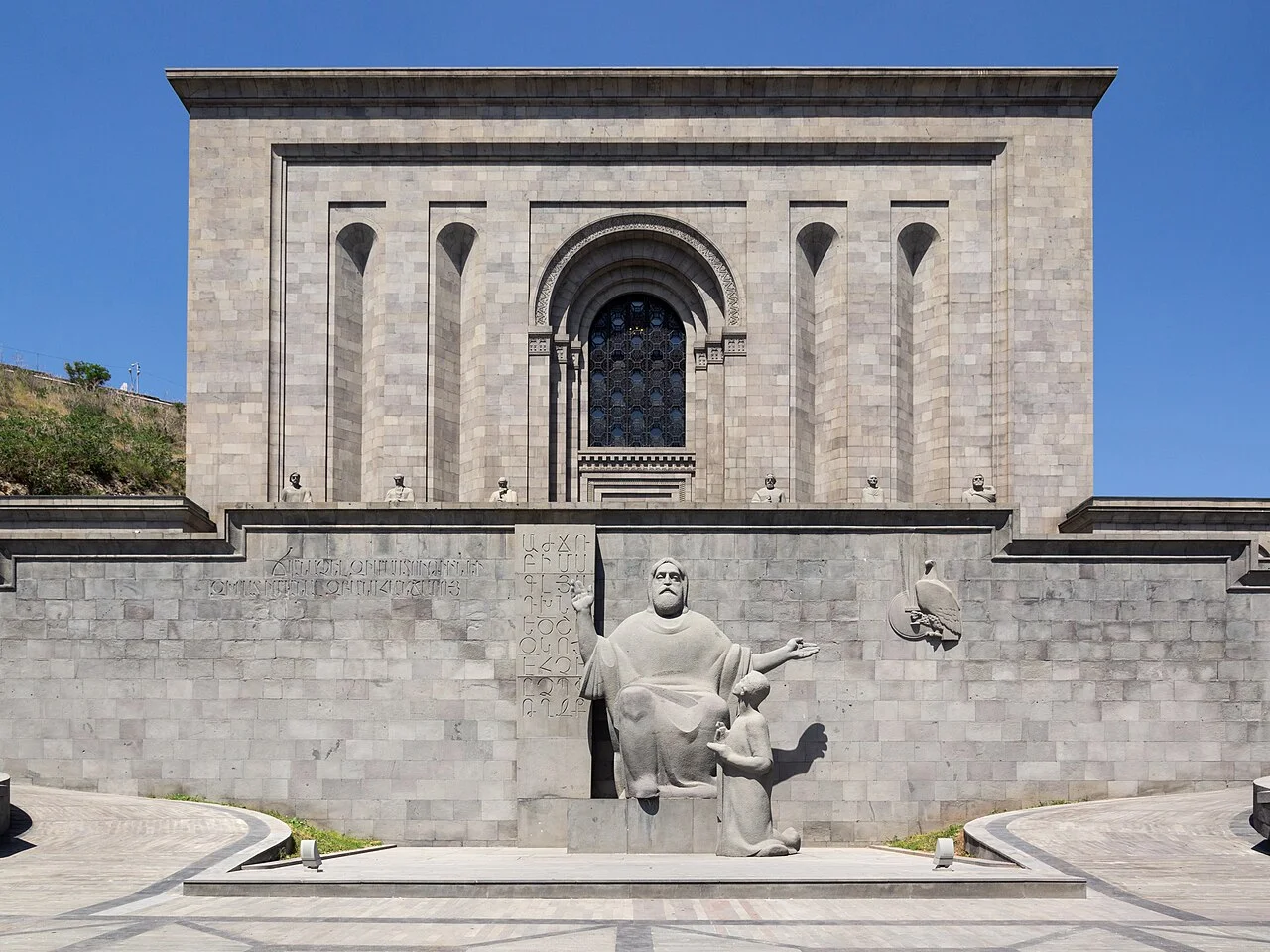 Erivan Matenadaran binasının girişi ve önündeki heykel; Haziran 2014.