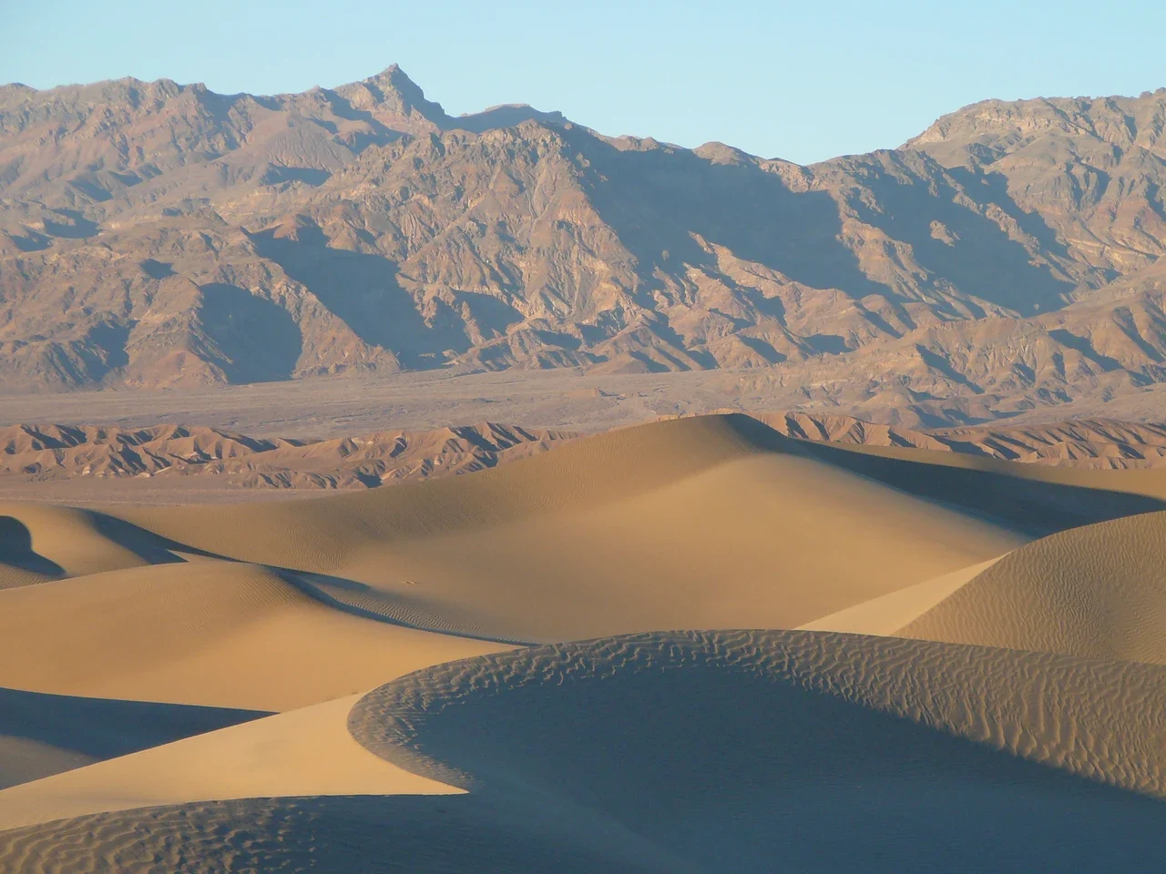 Mesquite Flat Sand Dunes and distant mountains in Death Valley