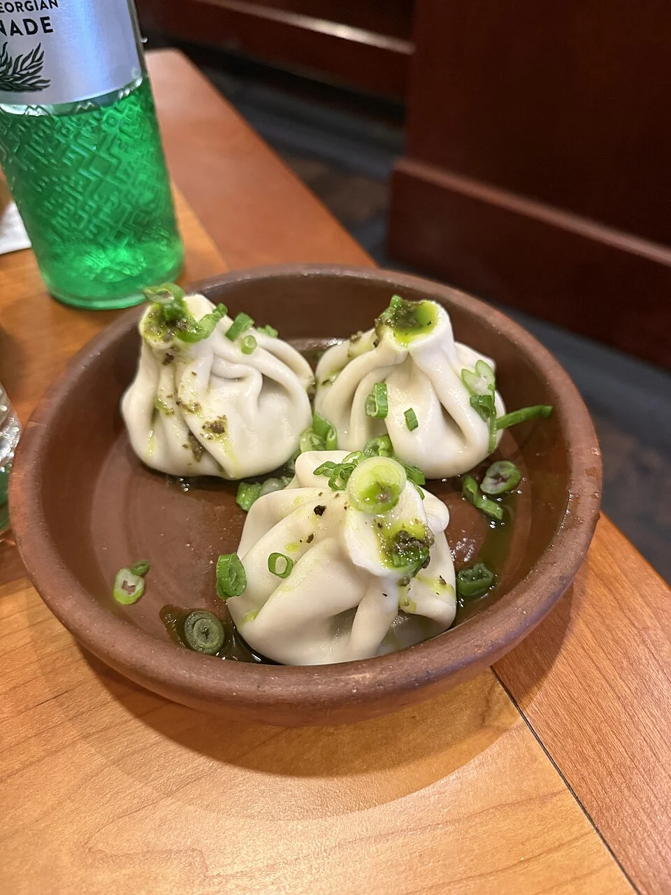 Hinkali yemek örneği, Şubat 2026; belirli bir Tiflis restoranı doğrulanmamıştır.