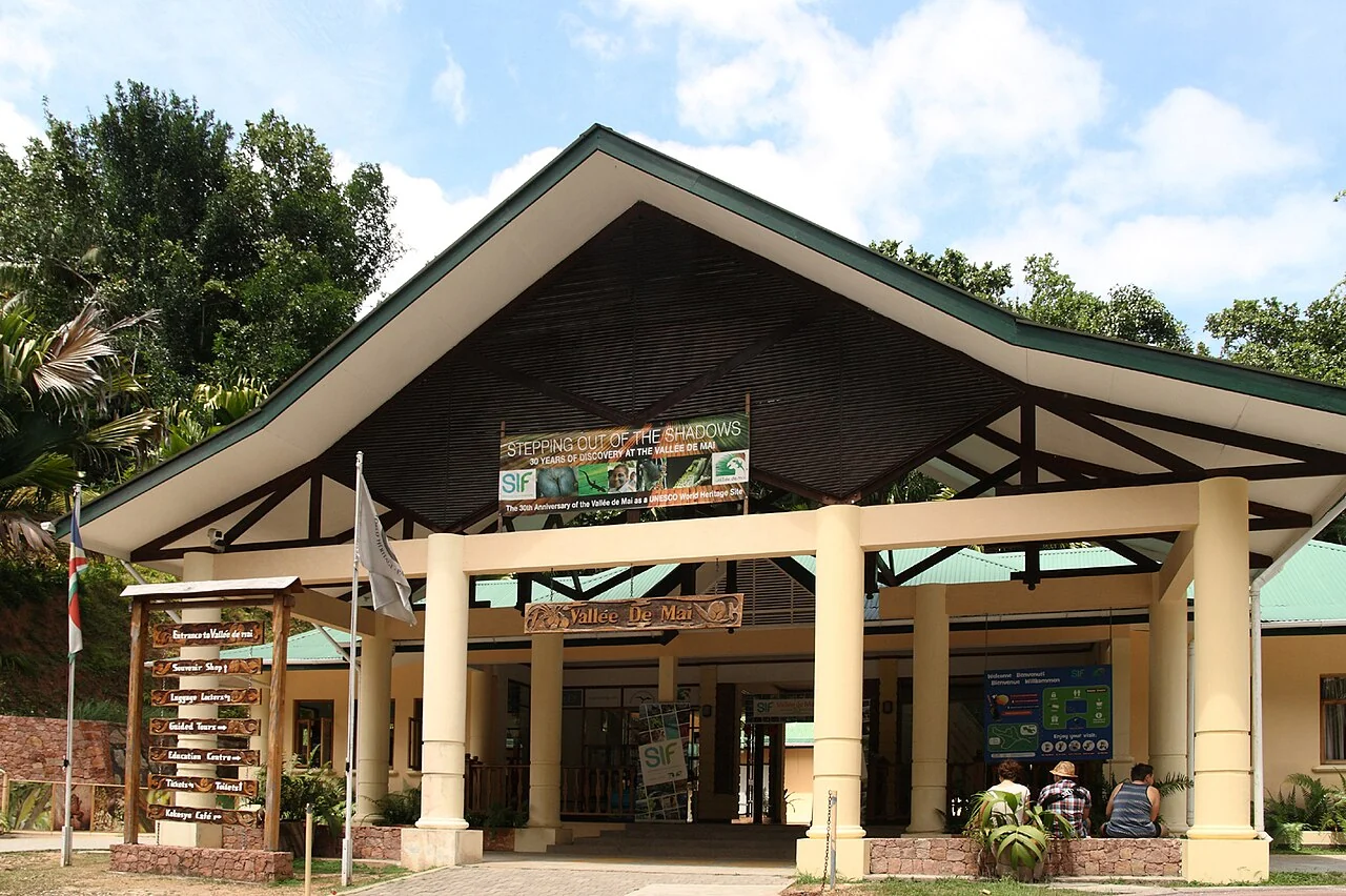 Vallée de Mai ziyaretçi girişi, Praslin, 15 Şubat 2015; fotoğraf orman içi yol göstermez
