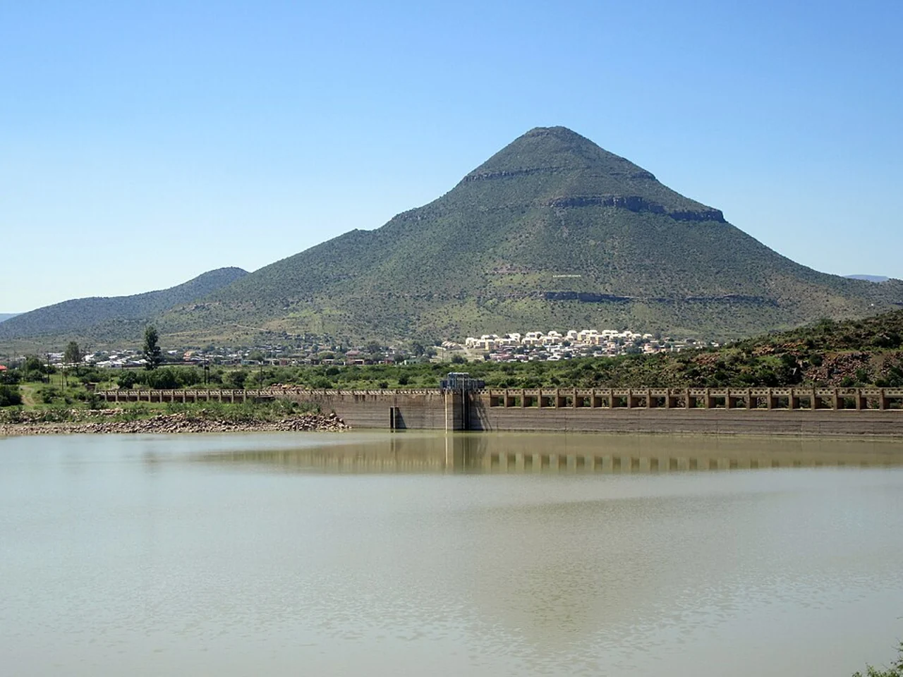 Nqweba Dam surroundings in Camdeboo National Park, March 2017; landscape context outside the town