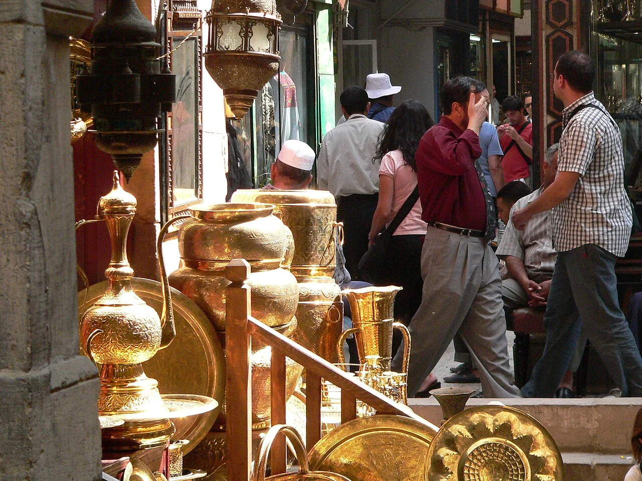 Kahire çarşısında dükkân ve yaya ortamı; M. Disdero, 28 Nisan 2005
