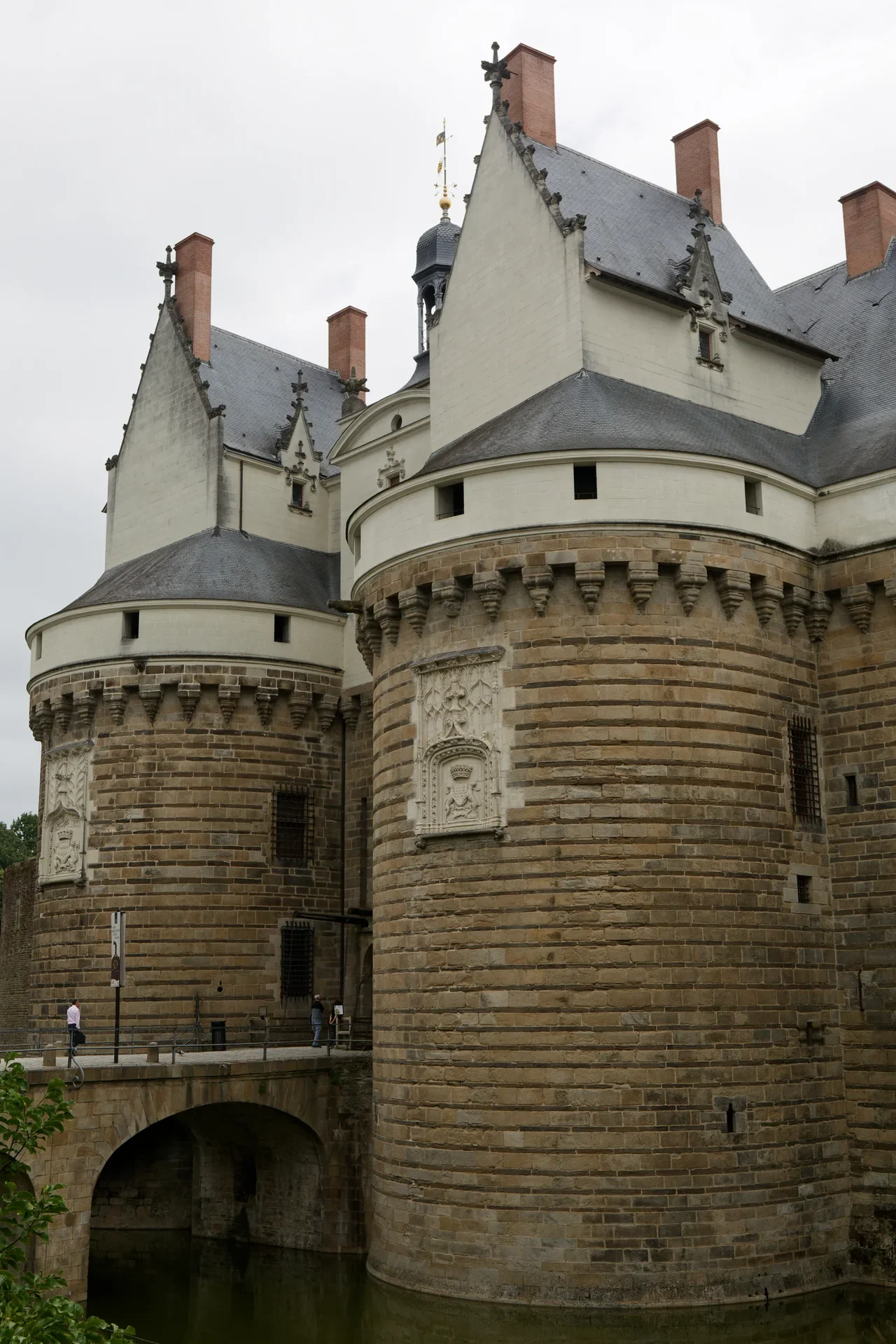 Nantes Château des ducs de Bretagne şatosunun giriş kuleleri ve taş köprüsü, Haziran 2026