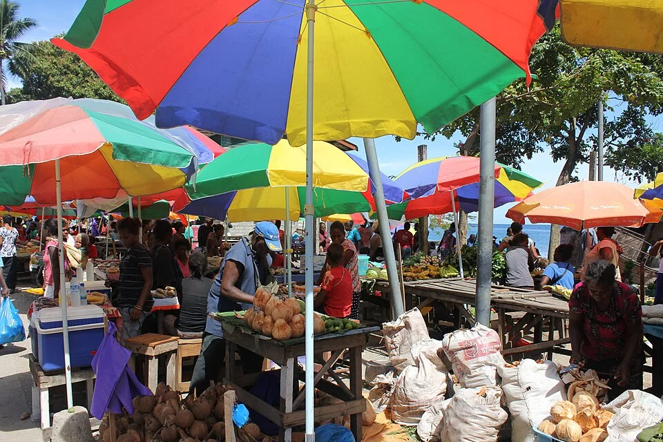 Solomon Adaları Honiara SDA pazarında ürün ve satıcılar