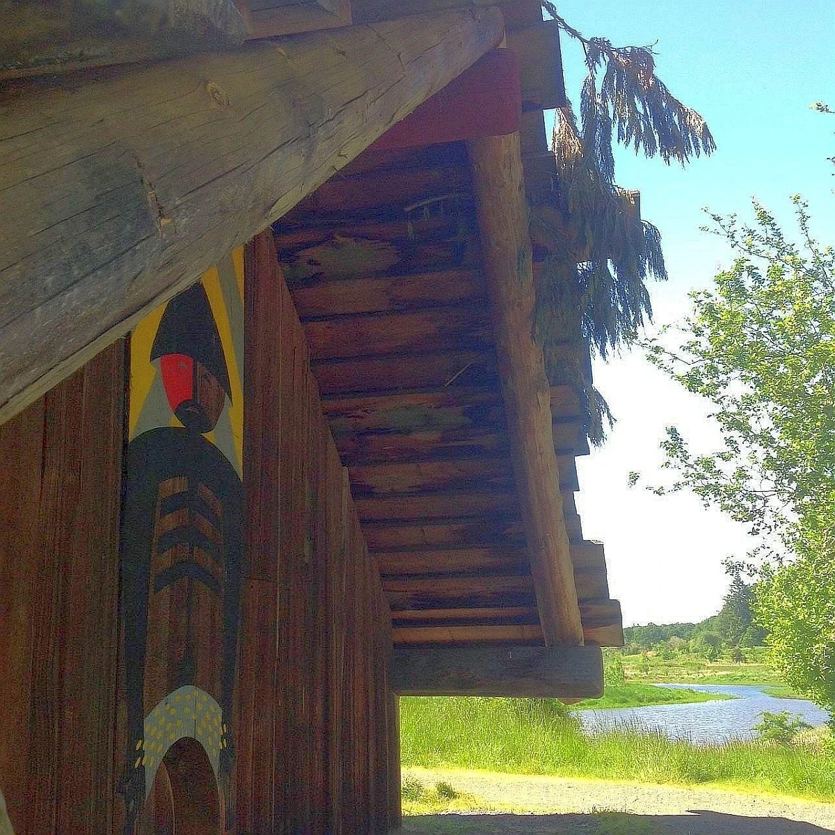 Cathlapotle Plankhouse çağdaş yapısının dış cephe ayrıntısı; güncel iç erişim kapalı
