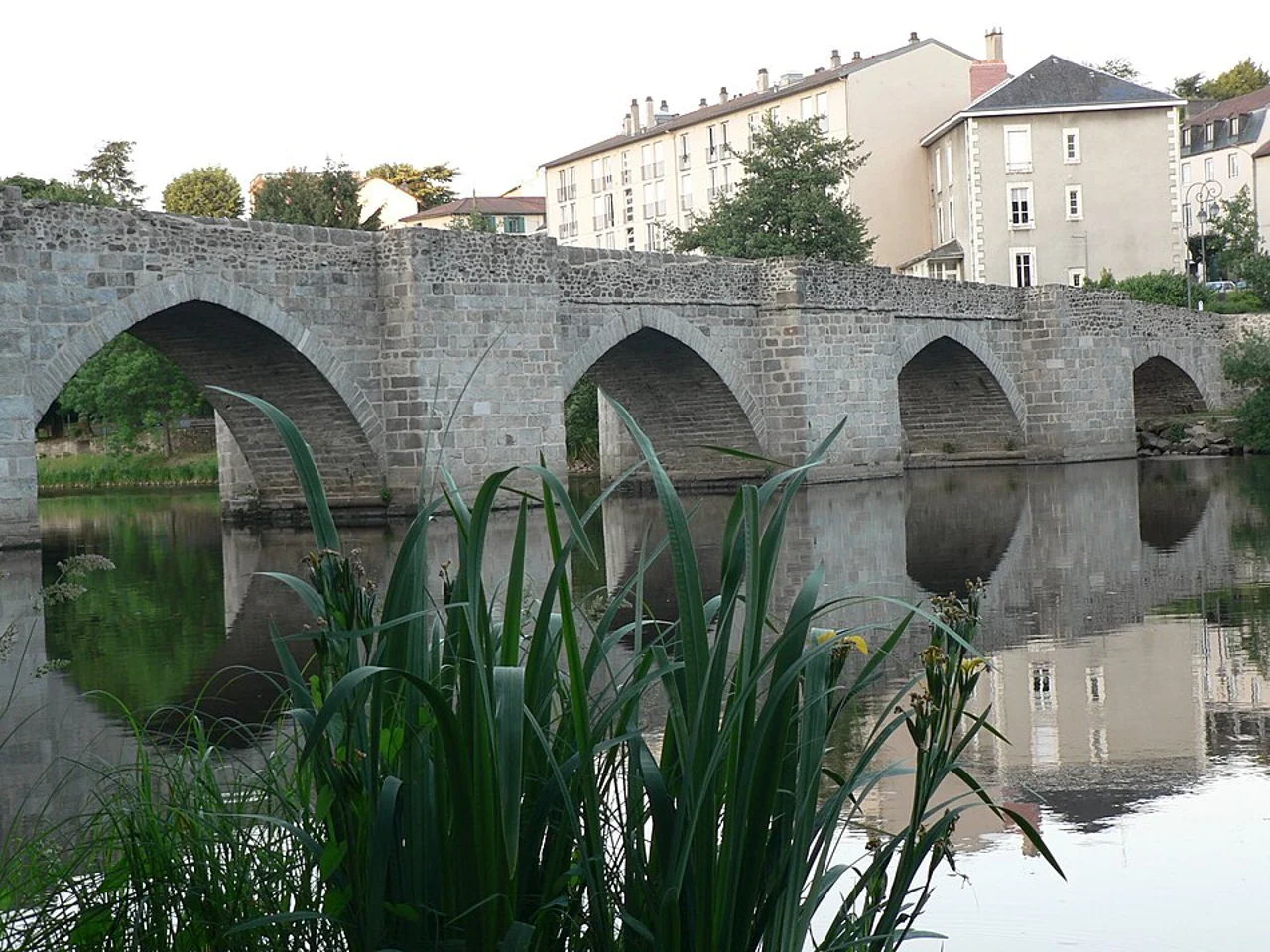 Pont Saint-Étienne and the Vienne, 8 June 2006; not evidence of present water levels or bank access.