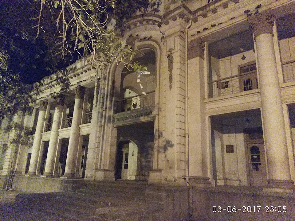 Krishnakumarsinhji Town Hall binasının gece görünen sütunlu cephesi