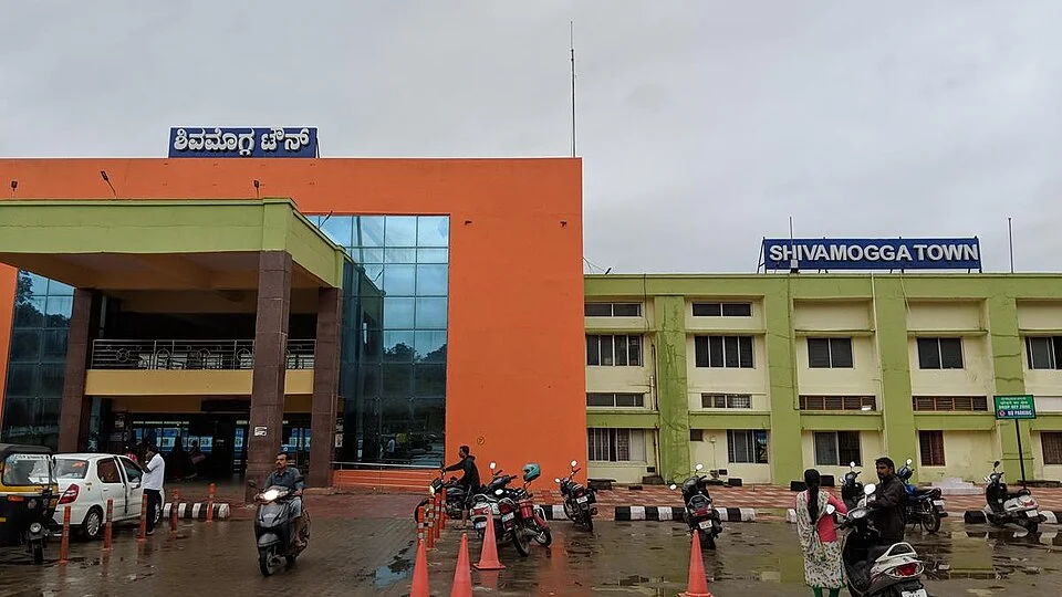 2018 exterior entrance of Shivamogga Town station
