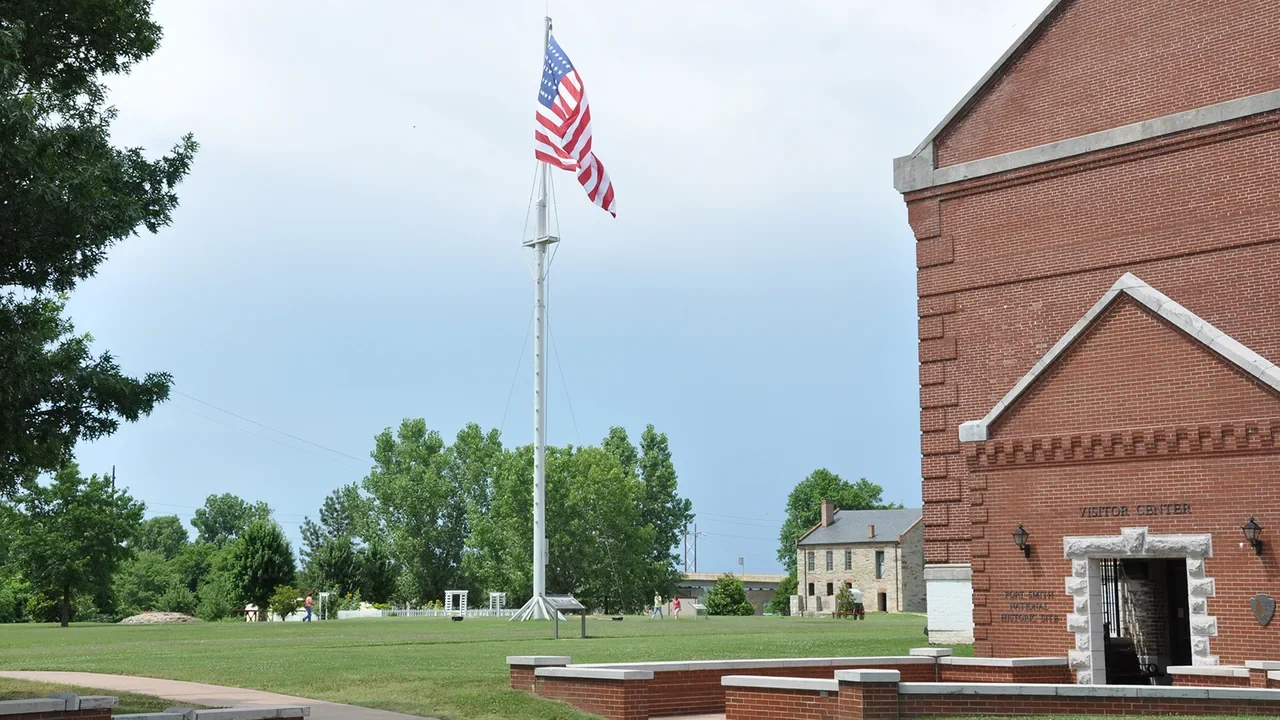 Fort Smith ziyaretçi merkezi girişi ve bayrak direği, arşiv fotoğrafı.