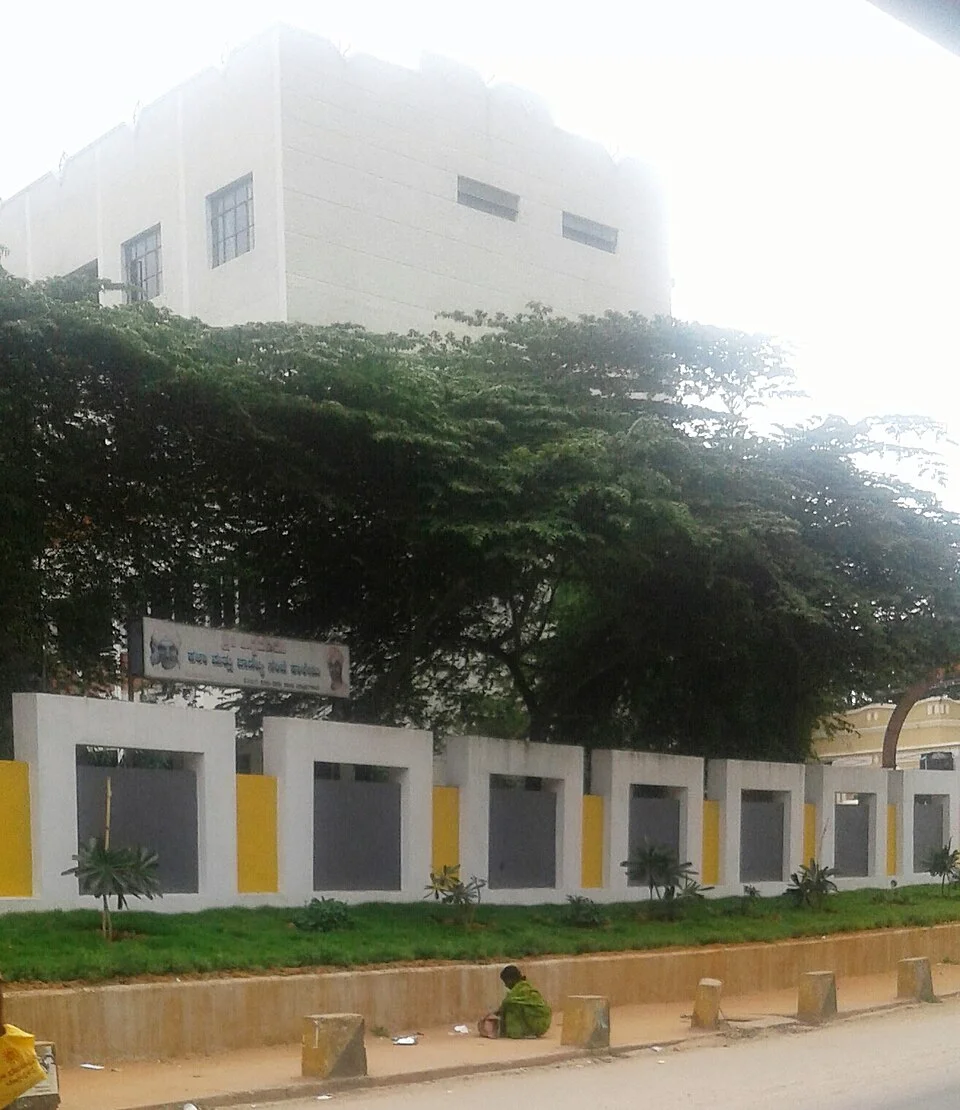 Kaynakta Siddaganga College olarak adlandırılan Tumakuru yapı çevresi