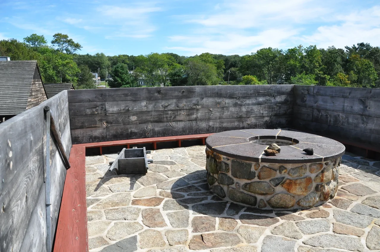 Saugus Iron Works fırınının üst bölümündeki taş ve ahşap endüstriyel düzen, arşiv