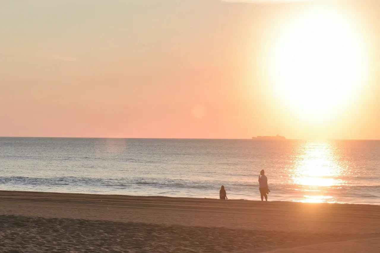 Virginia Beach Oceanfront kıyısında dalga ve kum, 2019 arşivi; bugünkü kıyı koşulları değildir