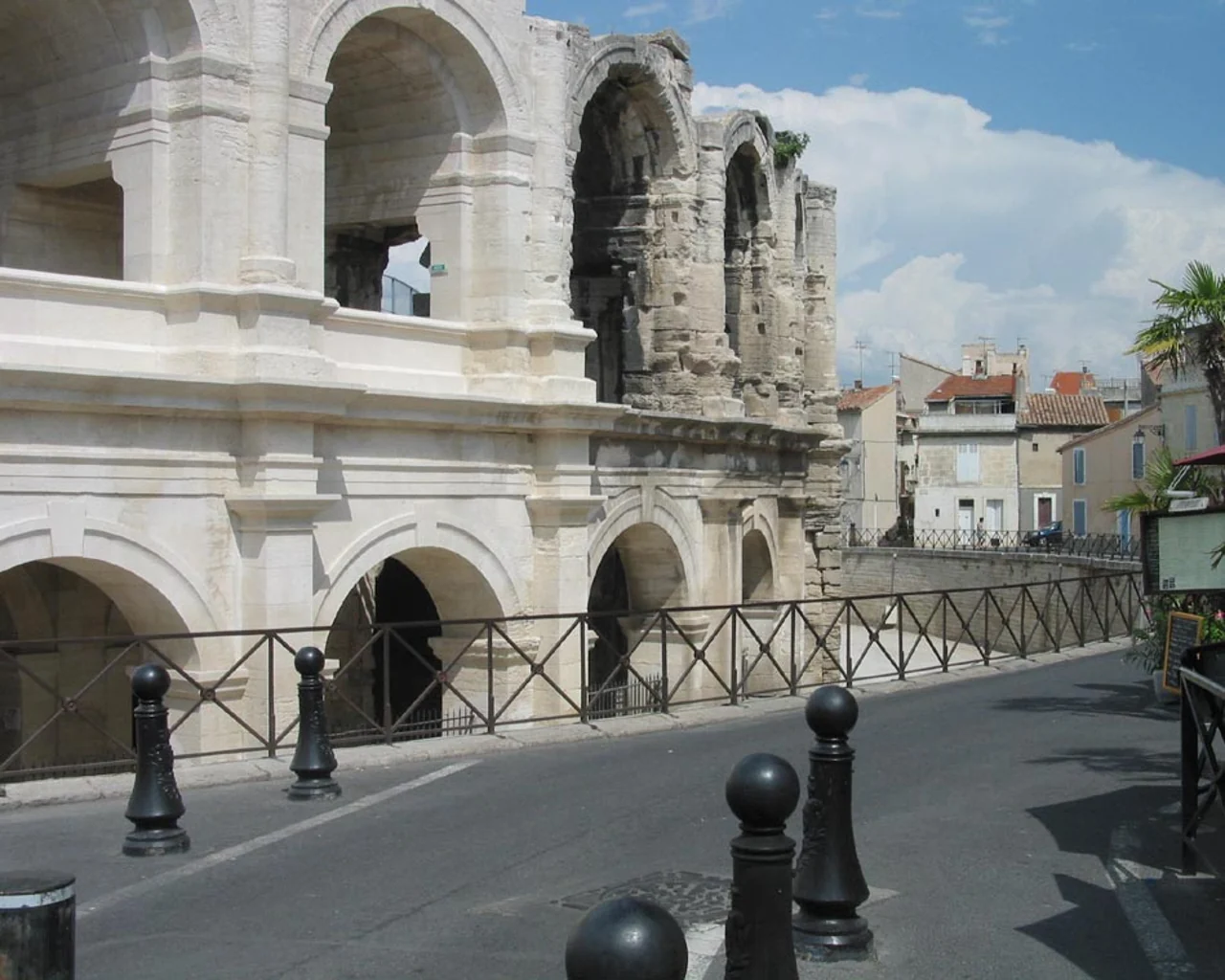 Arles amfitiyatrosunda açık ve koyu taşlı dış kemerler; çekim 2006-07-28, güncel durum kanıtı değildir.
