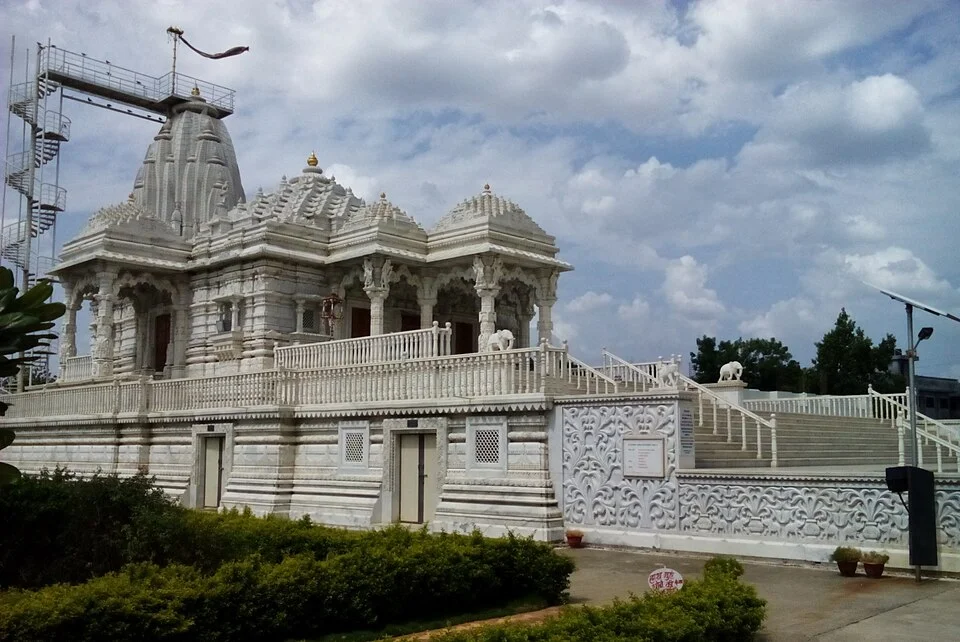 Exterior architecture and garden setting of the Jain temple at Dadawadi, Jalgaon