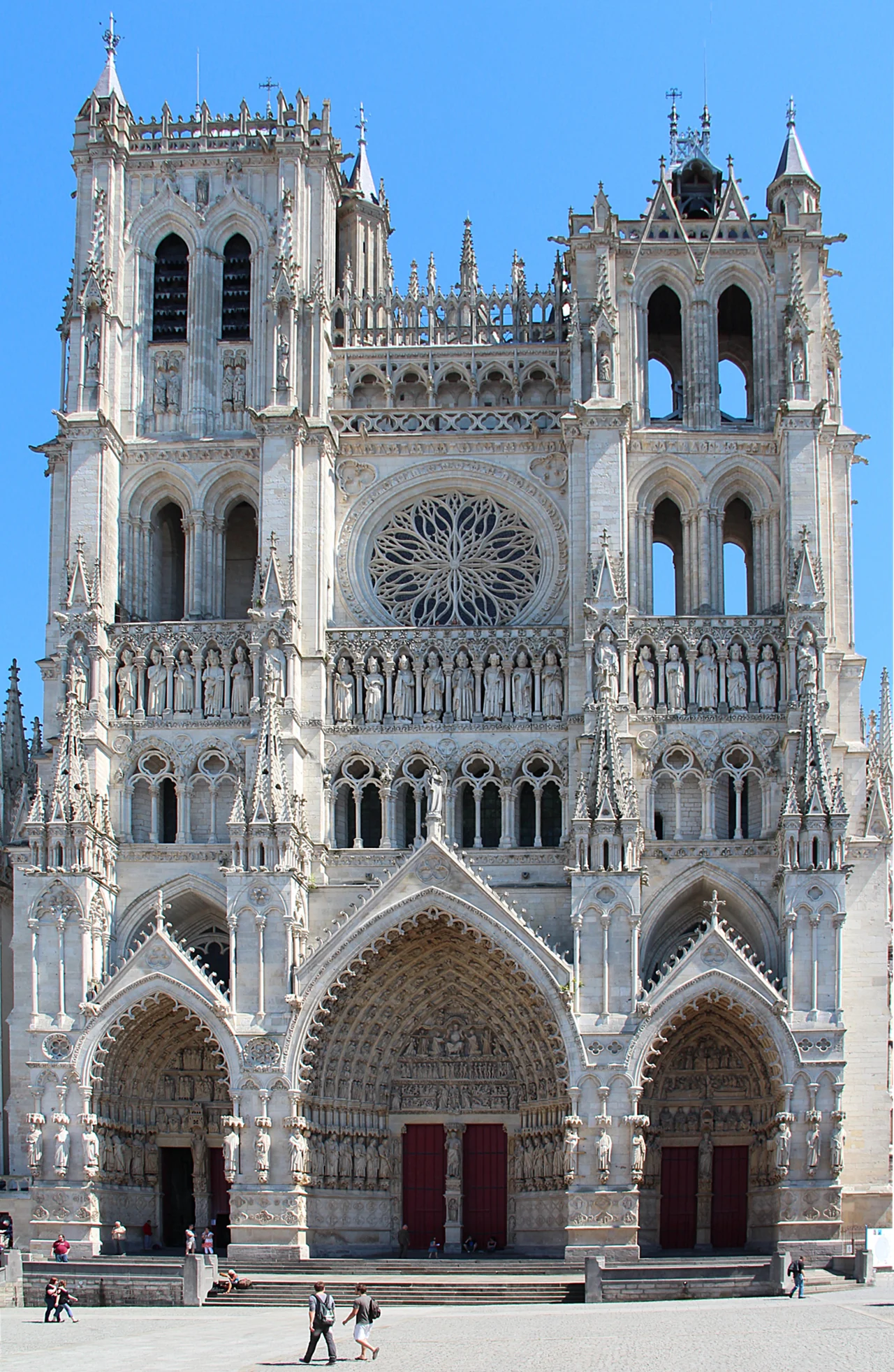 Amiens Notre-Dame Katedrali’nin üç kapılı ön cephesi ve dairesel penceresi; 23 Temmuz 2012.