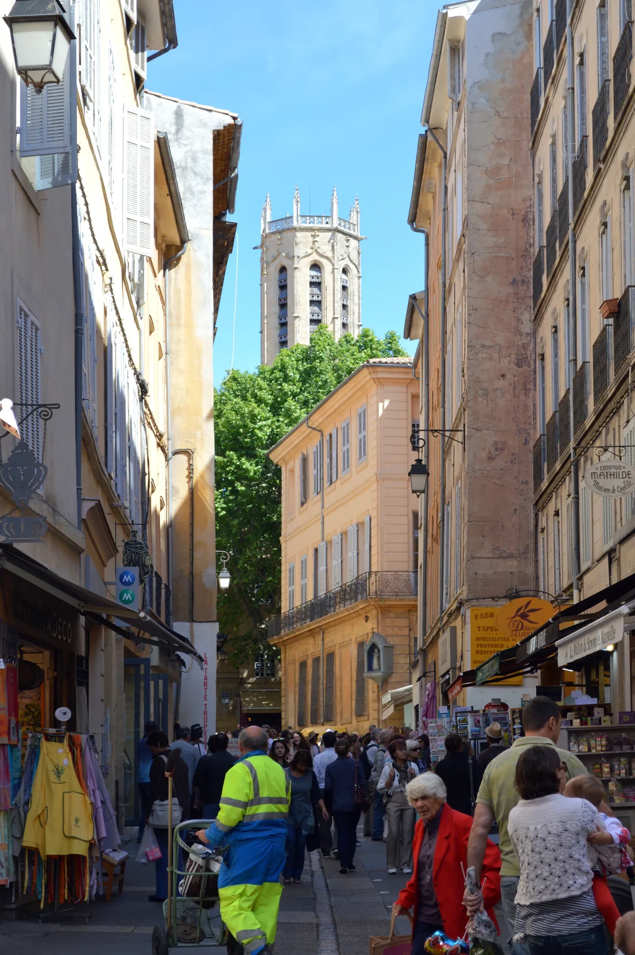 Aix-en-Provence Rue Gaston de Saporta üzerinde yaya kalabalığı ve Saint-Sauveur çan kulesi, Mayıs 2015
