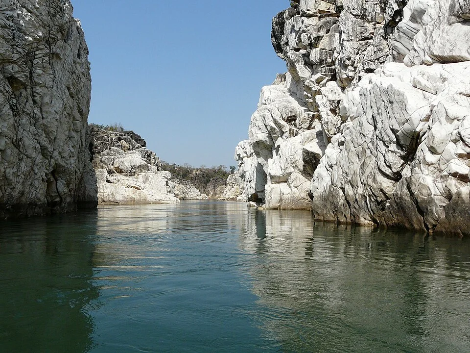 Jabalpur yakınındaki Bhedaghat Marble Rocks ve Narmada