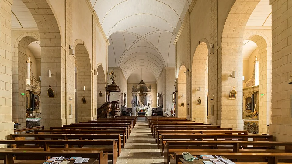 Vannes Saint-Patern kilisesinin içindeki sıralar, taş sütunlar ve kemerler, 15 Eylül 2022; dış kule görünümü değildir. © Raimond Spekking / CC BY-SA 4.0 (via Wikimedia Commons)