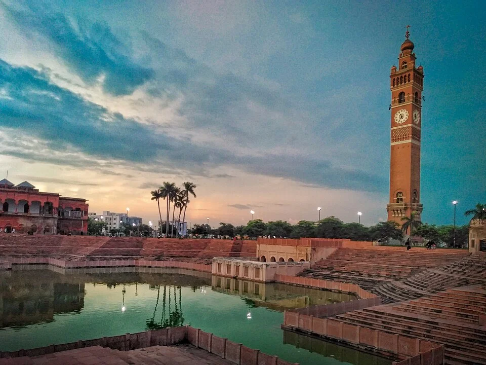 Lucknow Husainabad Clock Tower dış görünümü