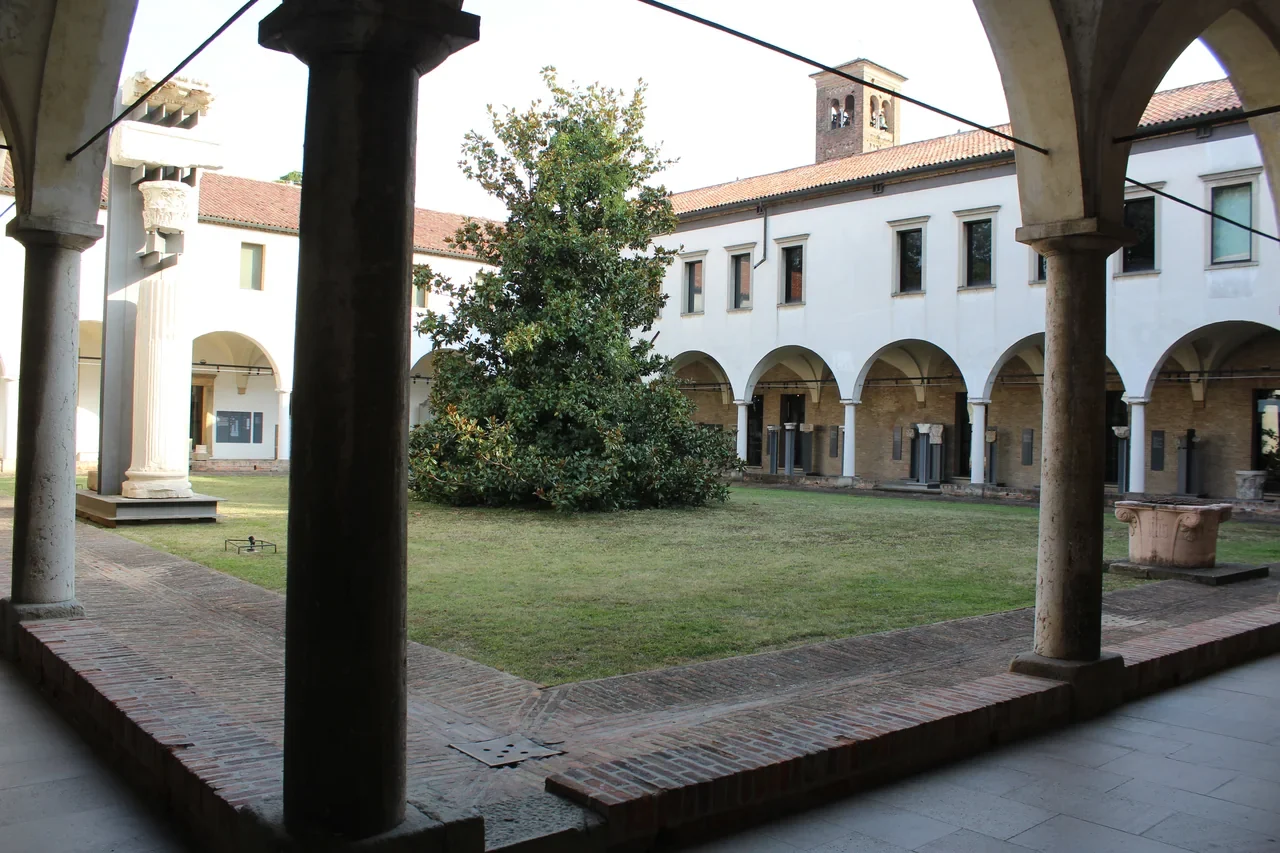 Padova Eremitani Şehir Müzeleri’nin sütunlu avlusu ve çim alanı