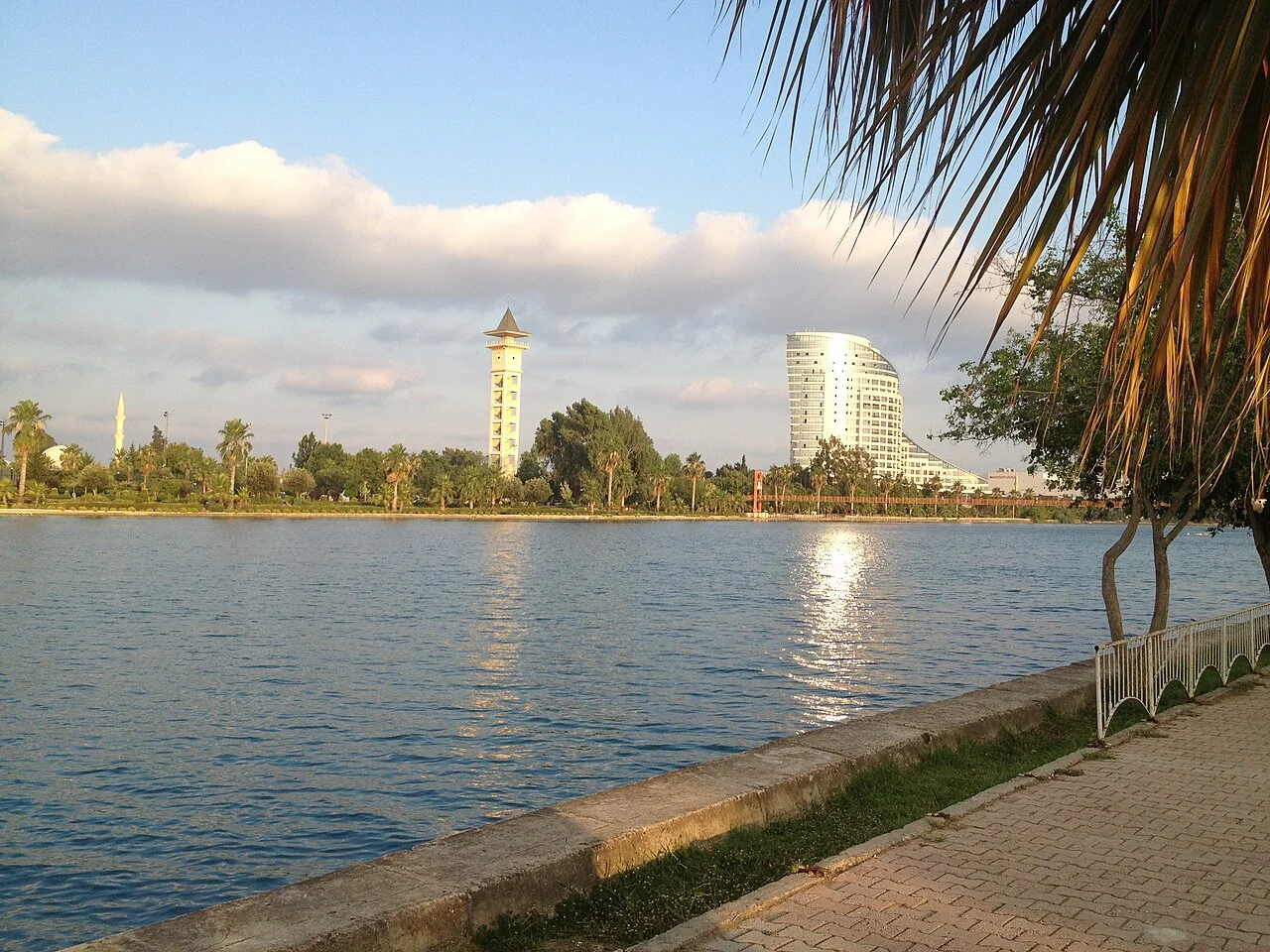 Adana Seyhan Nehri ve şehir kıyısı, Haziran 2013; ortam fotoğrafı, güncel otel veya restoran değerlendirmesi değildir.