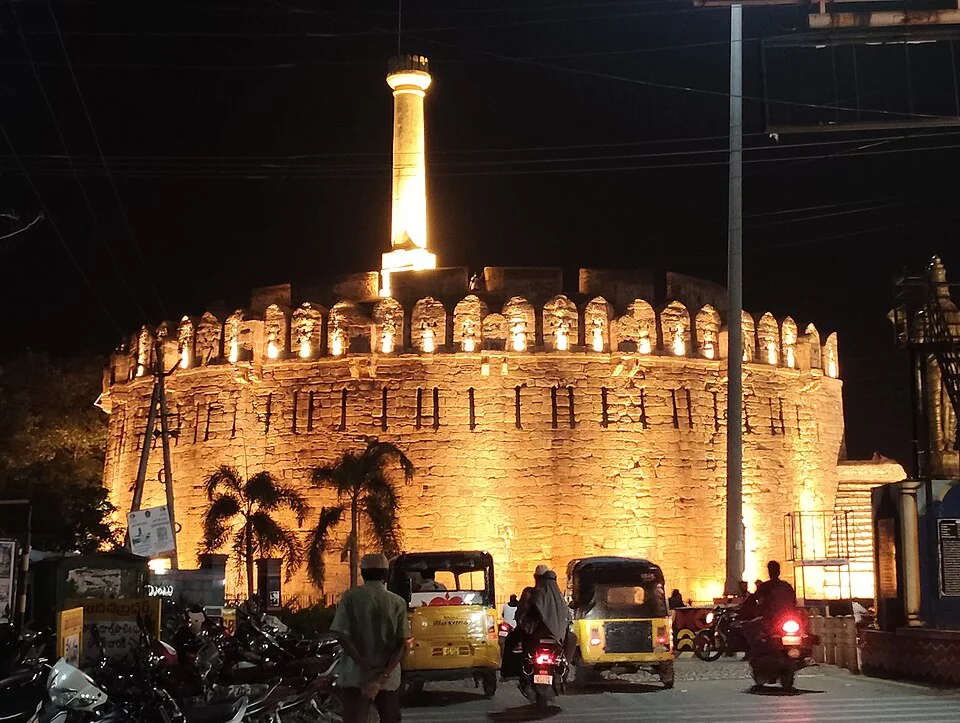 Konda Reddy Buruzu surları önünde gece aydınlatması ve kent trafiği