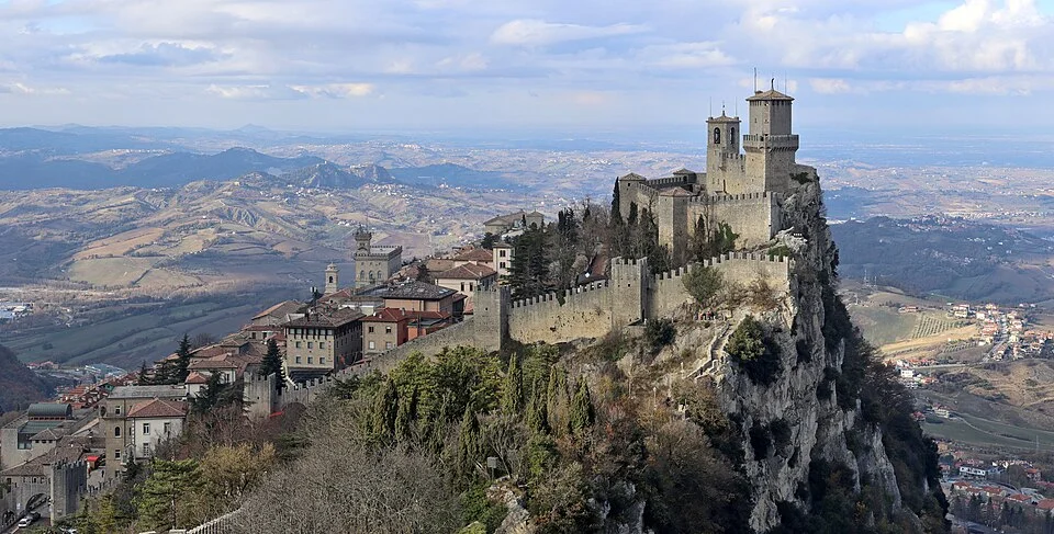 Cesta yönünden San Marino şehri ve Guaita kalesi