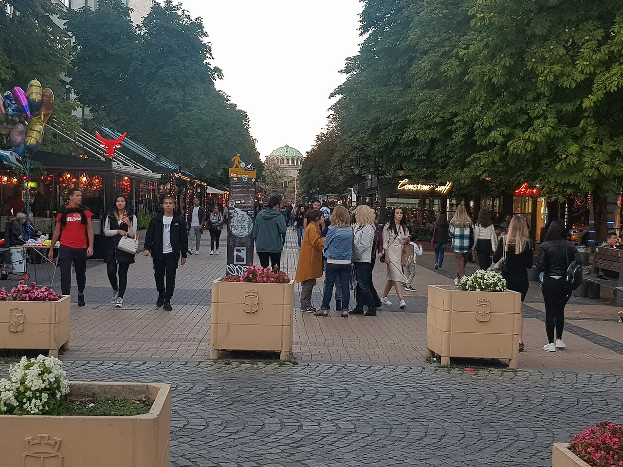 Sofya Vitosha Bulvarı yürüyüş ortamı, Ekim 2021; güncel masa ve menü düzeni değildir.