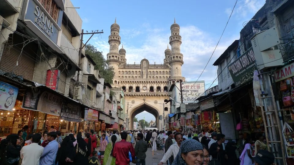 Stalls and everyday shopping along Laad Bazaar in Hyderabad